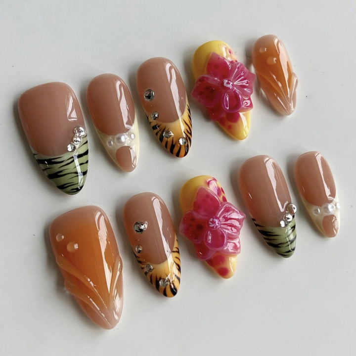 Kunstvolle Stiletto-Nägel mit buntem Blüten-Design und Glitzer Karnz