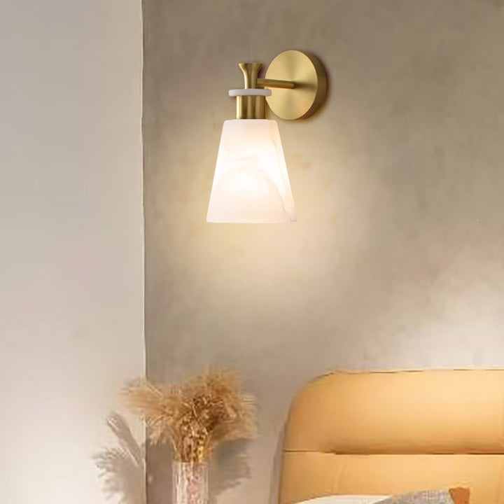 Elegante Wandleuchte mit gefrostetem Alabaster-Schirm