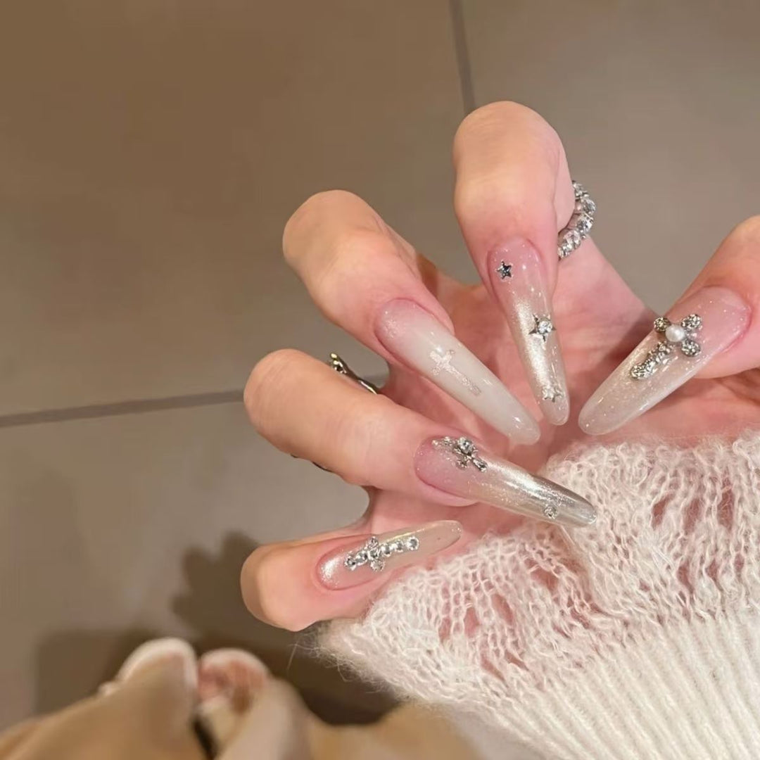 Glamouröse, kristallbesetzte Stiletto-Nagelerweiterungen
