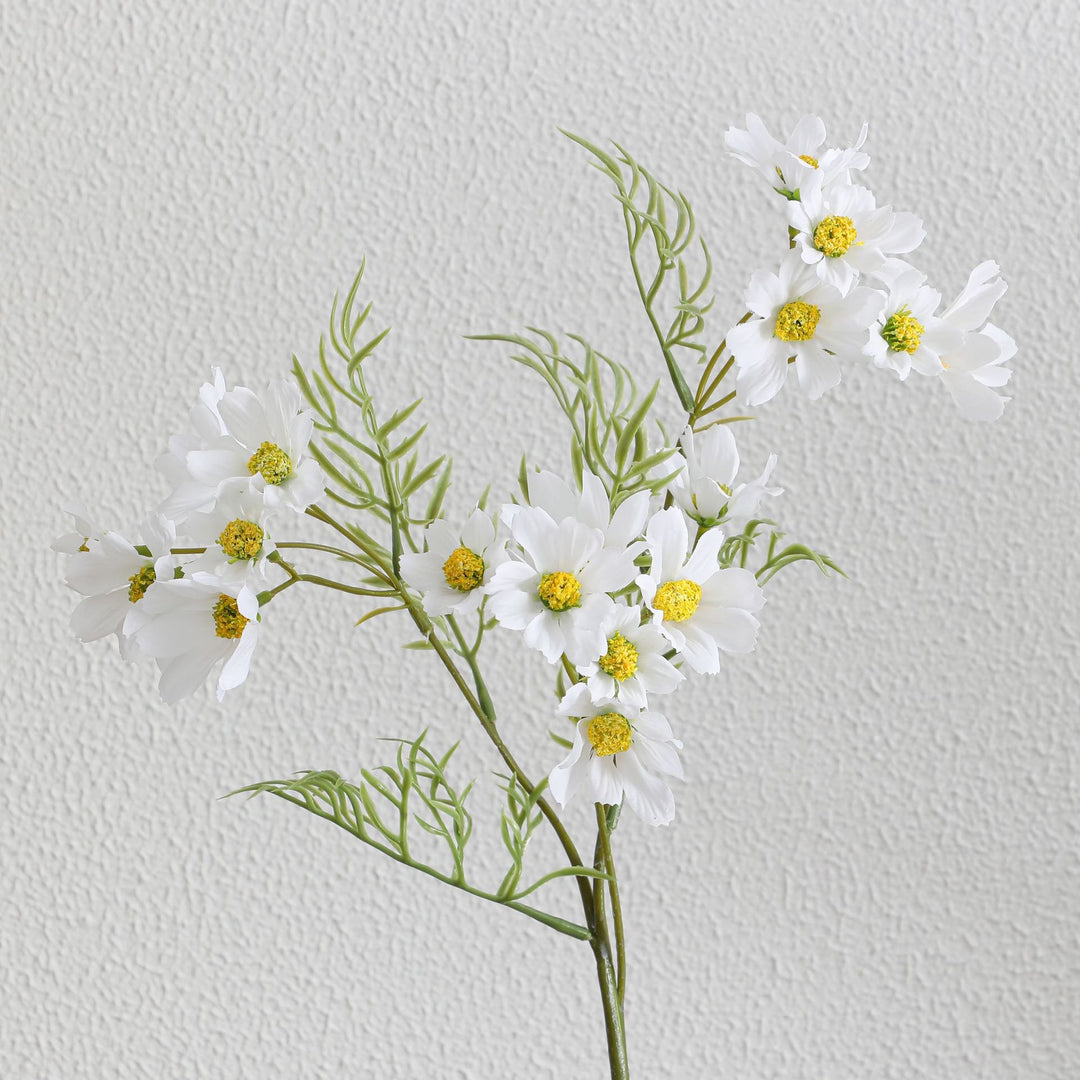 Künstlicher Blütenzweig mit leuchtenden pinken Blumen Karnz