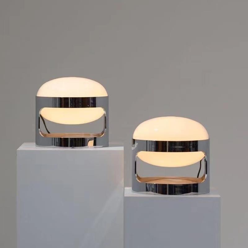 Moderne stilvolle Tischlampe mit Chromfuß