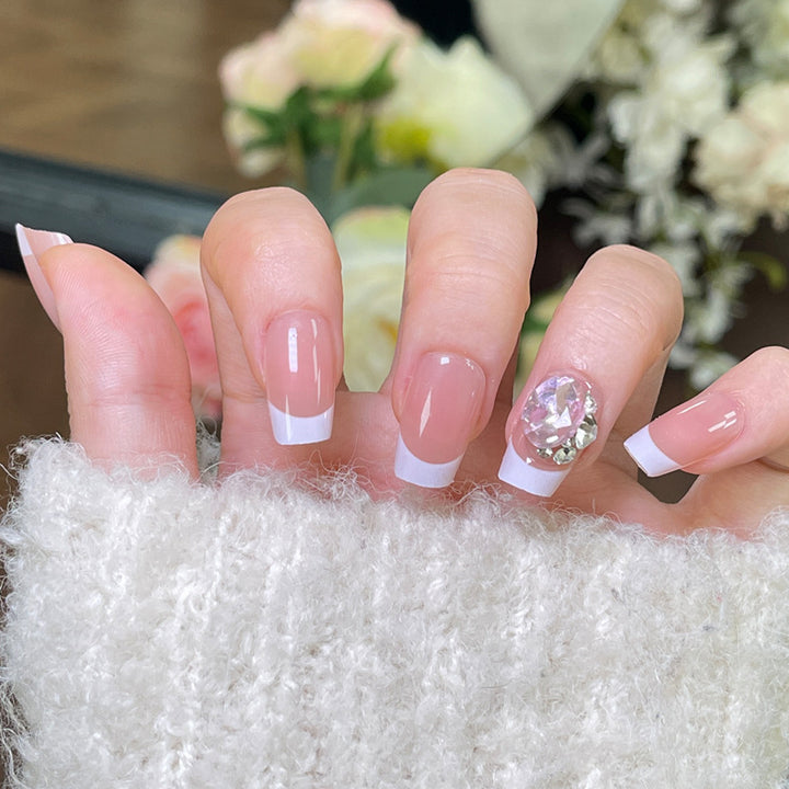 Elegante Französische Spitzen-Presse-Nägel mit dekorativem Strass-Akzent Karnz