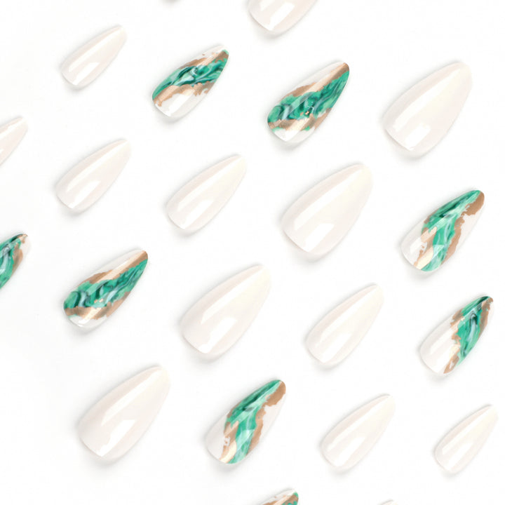 Kunstvolle Nagelverlängerungen mit elegantem marmoriertem Design Karnz