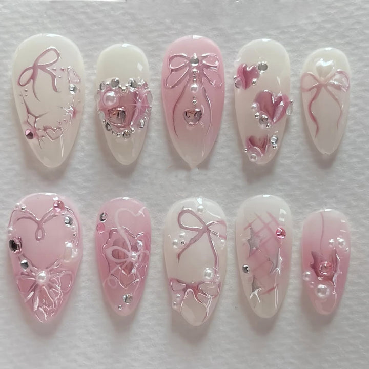 Künstliche Nagelkunst mit zartem Schmuckdesign Karnz
