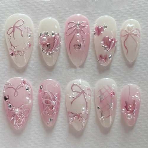 Künstliche Nagelkunst mit zartem Schmuckdesign Karnz