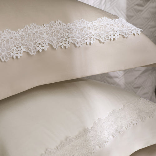 Luxuriöses Baumwollsatin-Bettwäscheset mit feiner Spitzenbordüre im Hotelstil