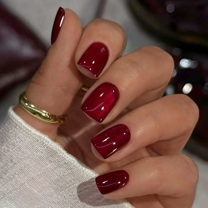 Kunstnagelset mit glänzendem Bordeaux-Finish Karnz