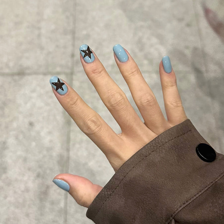 Künstlerische Nagelkunst mit Sternmotiven Karnz