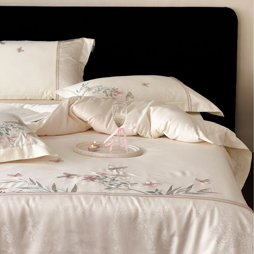Satin-Bettwäsche-Garnitur mit zarter Blumen- und Schmetterlings-Stickerei