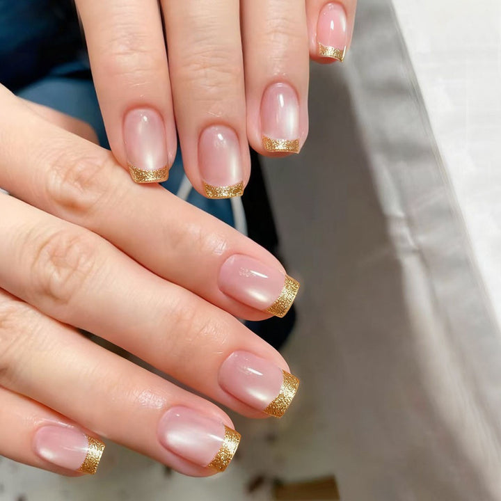 Kunstnägel mit Polka-Dots Karnz