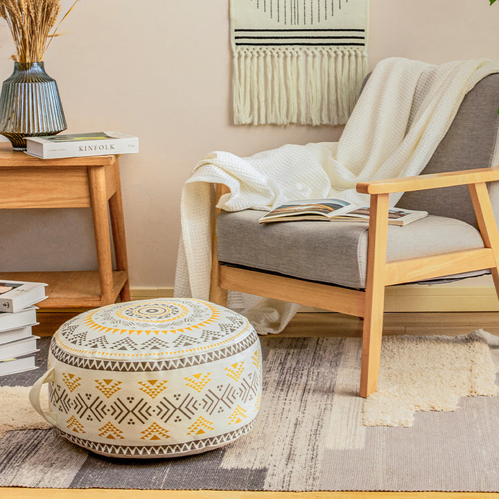 Runder Sitzpouf aus robustem Baumwollmix mit Ethno-Mandala‑Print und Tragegriff