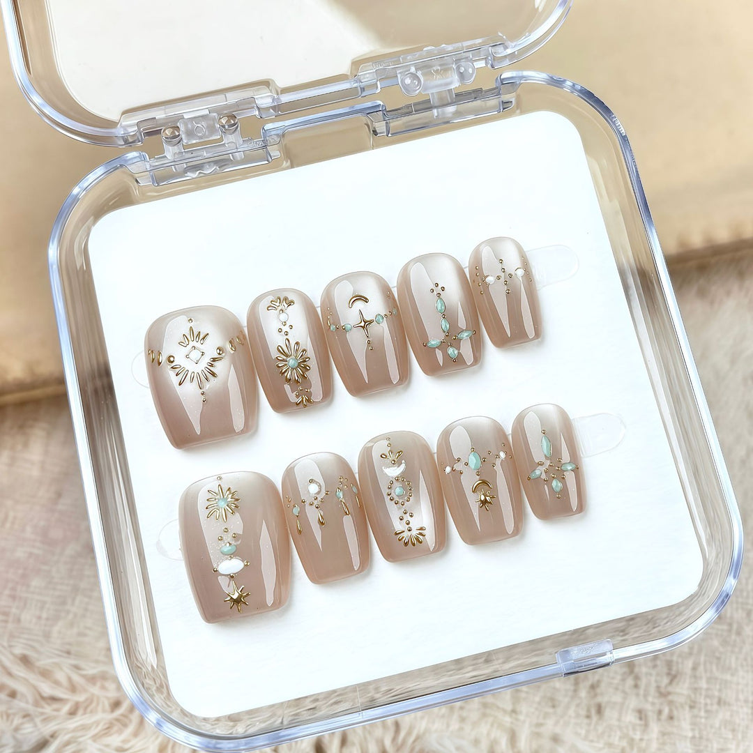 Dekoratives Press-On Nagelkunst-Set mit eleganten Designs