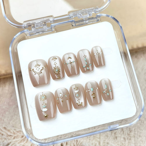 Dekoratives Press-On Nagelkunst-Set mit eleganten Designs