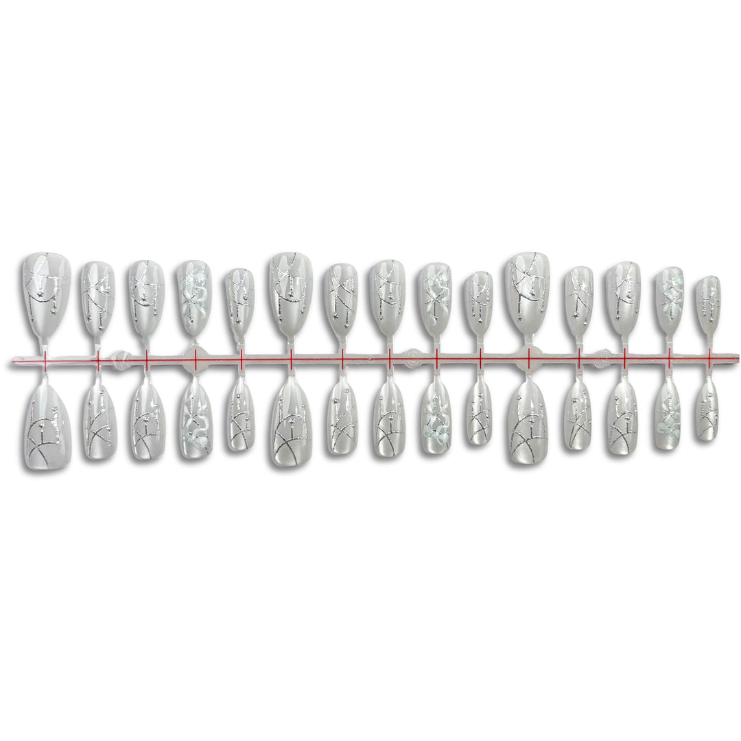 Dekoratives Press-On-Nagelset mit elegantem silbernem Design