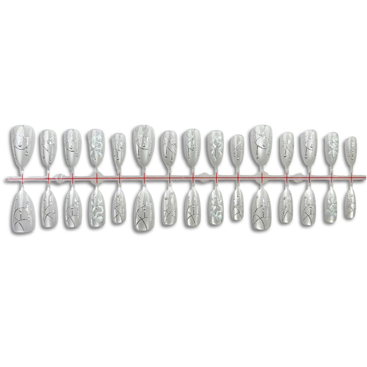 Dekoratives Press-On-Nagelset mit elegantem silbernem Design