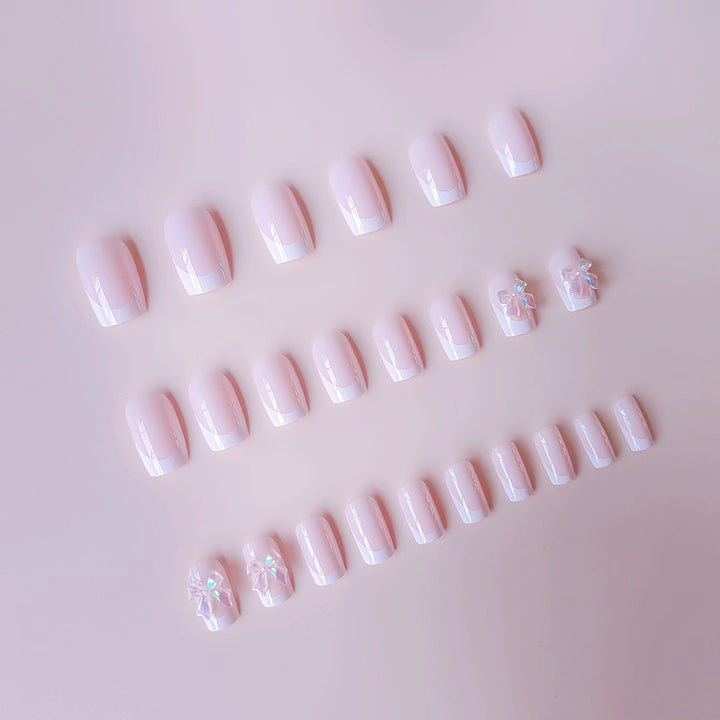 Kunstnagelset mit eleganter französischer Spitze und 3D-Details Karnz