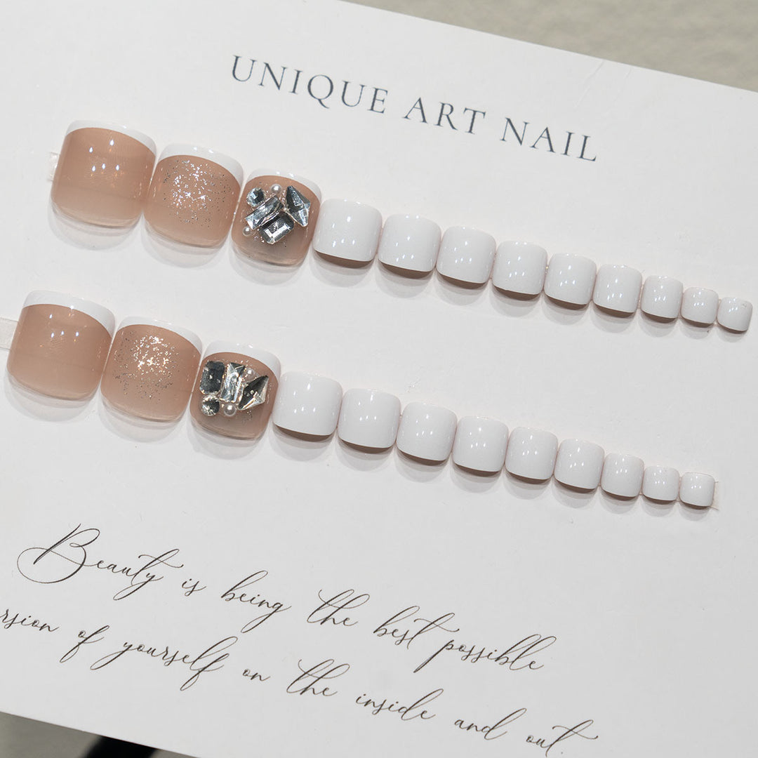 Dekorative Strass-Pediküre-Nagelkunst