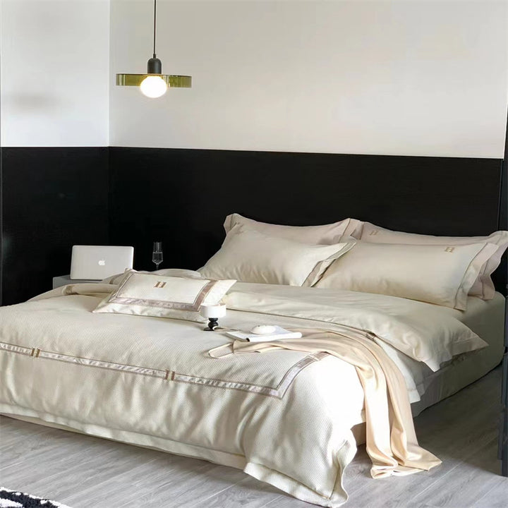 Exklusive Satin-Bettwäschegarnitur mit feiner Keder- und Monogramm-Stickerei