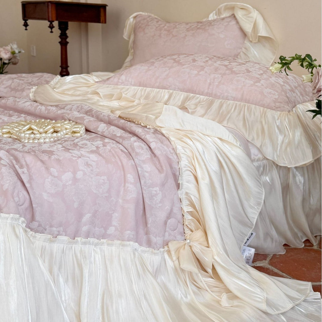 Luxuriöses Rüschen-Bettwäsche-Set aus Satin mit Steppdecke und Bettrock