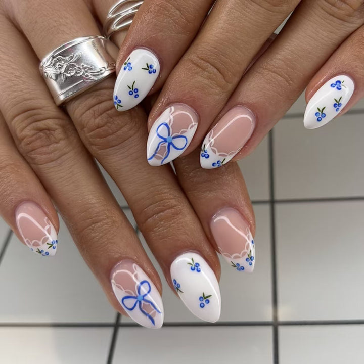 Kunstnägel mit Charmantem Blumen- und Schleifendekor Karnz