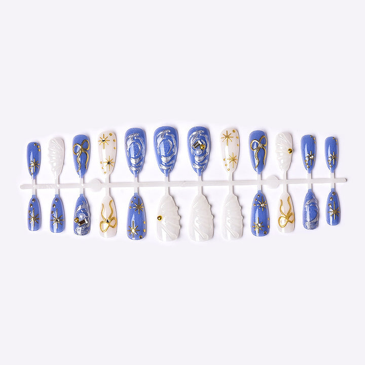 Künstlerisches Press-on-Nagelkunst-Set mit Gold- und Perlenakzenten Karnz