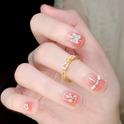 Kreatives Kunstnagelset mit floralen Verzierungen Karnz
