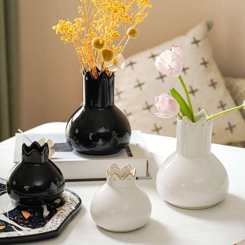 Elegante Keramikvase mit gewelltem Rand Karnz