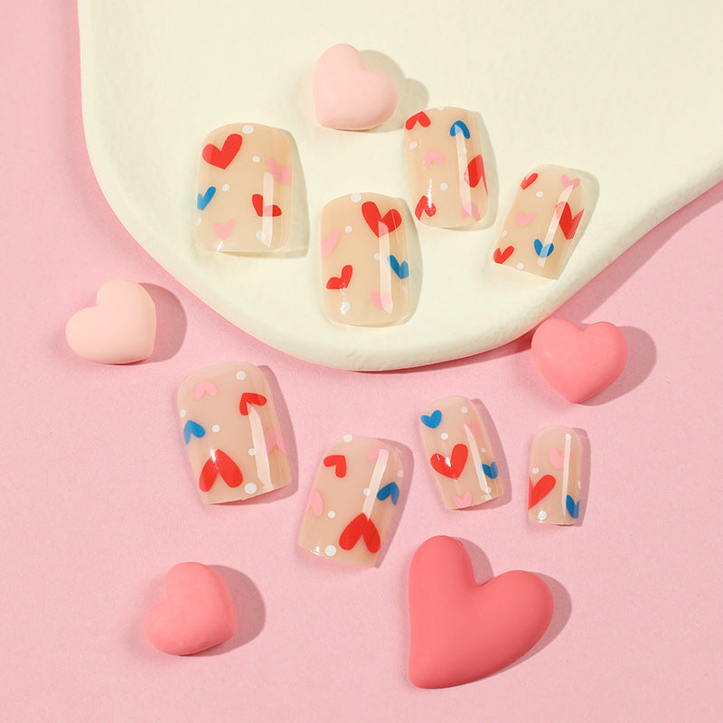 Künstliche Nagelkunst mit Herzmotiven Karnz