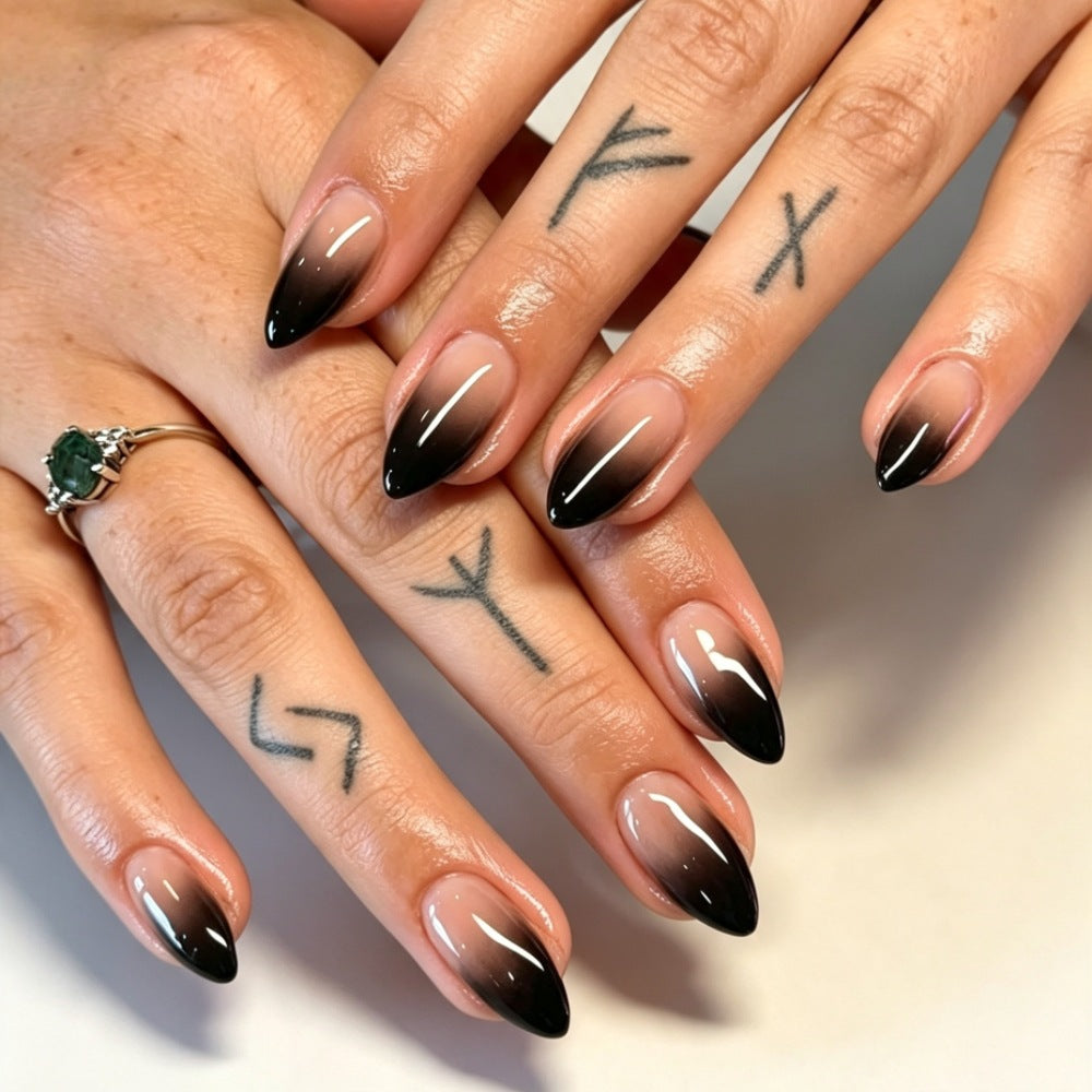Kunstnägel mit Elegantem Ombre-Design und Filigranem Rand Karnz
