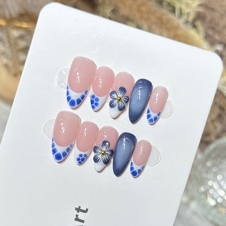 Künstlerisches Press-On-Nagel-Set mit floralen und geometrischen Akzenten Karnz