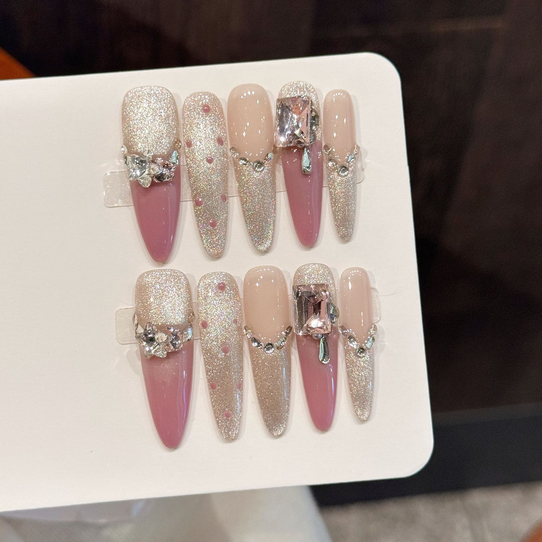 Glamouröse Stiletto Press-On Nagelkunst-Set mit Kristallakzenten