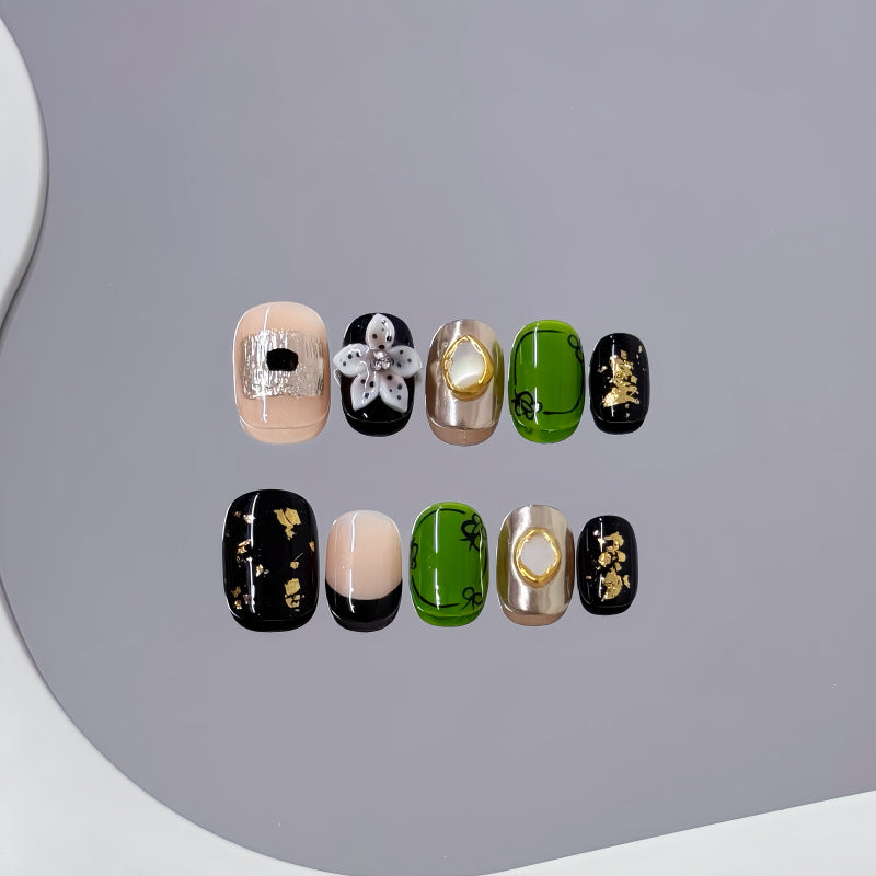 Dekorativer Nagelkunst-Set Karnz