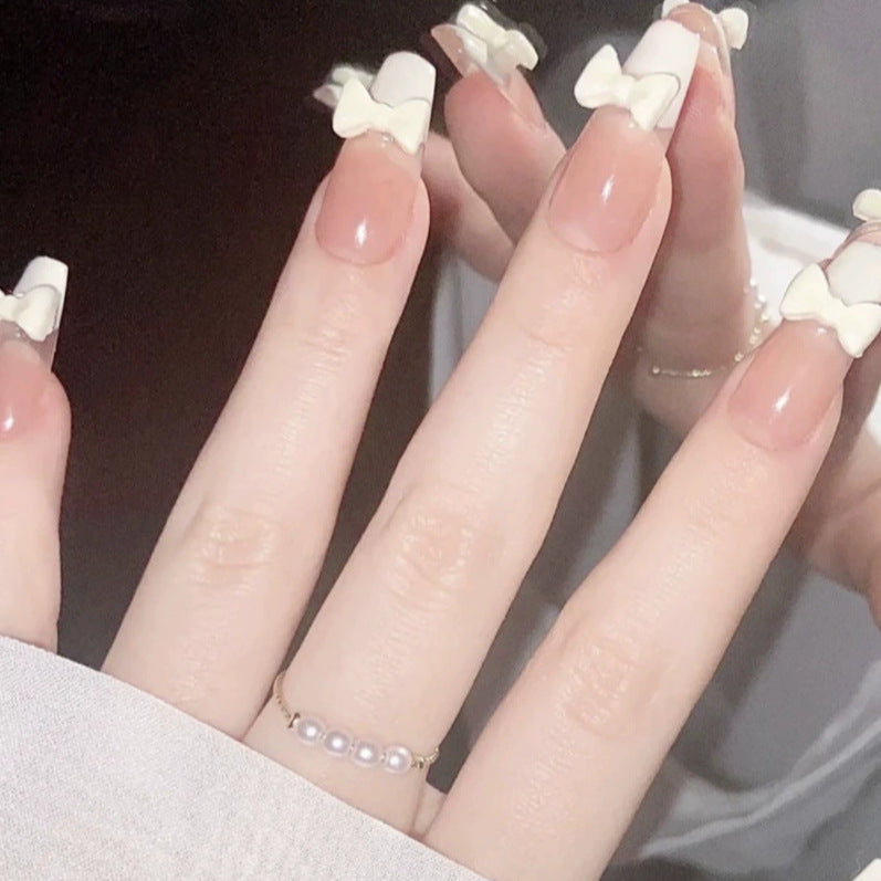 Elegantes Nageldesign mit Perlenverzierung Karnz