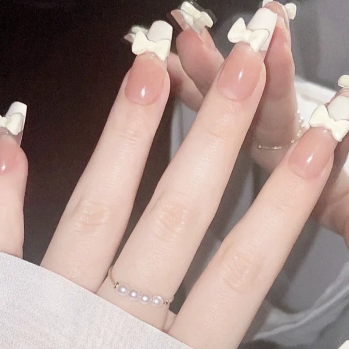 Elegantes Nageldesign mit Perlenverzierung Karnz
