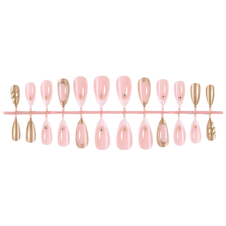 Dekoratives Press-On Nagelkunstset mit hochwertigen goldenen Akzenten Karnz
