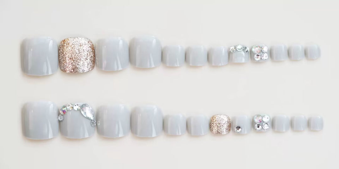 Premium Glitzernde Fußnagelkunst Karnz