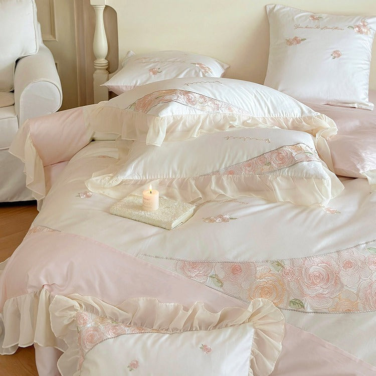 Romantisches Rüschen-Baumwoll-Satin Bettbezug-Set mit handbestickten Rosettenpaneelen & Rüschbettwäsche