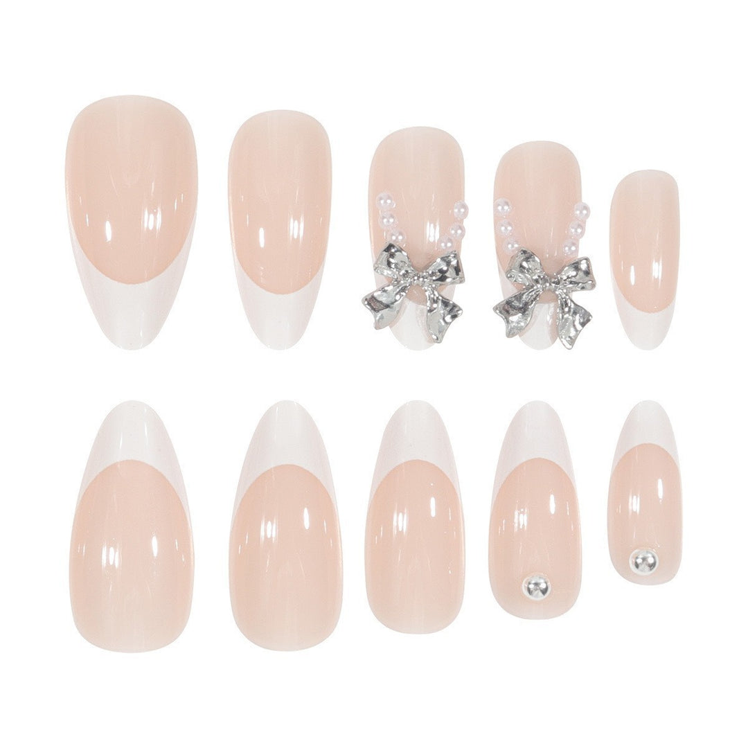 Glamouröse Kunstnagelspitzen mit eleganten Verzierungen Karnz
