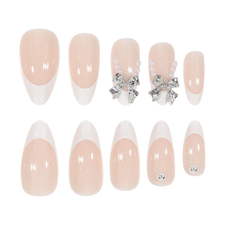 Glamouröse Kunstnagelspitzen mit eleganten Verzierungen Karnz
