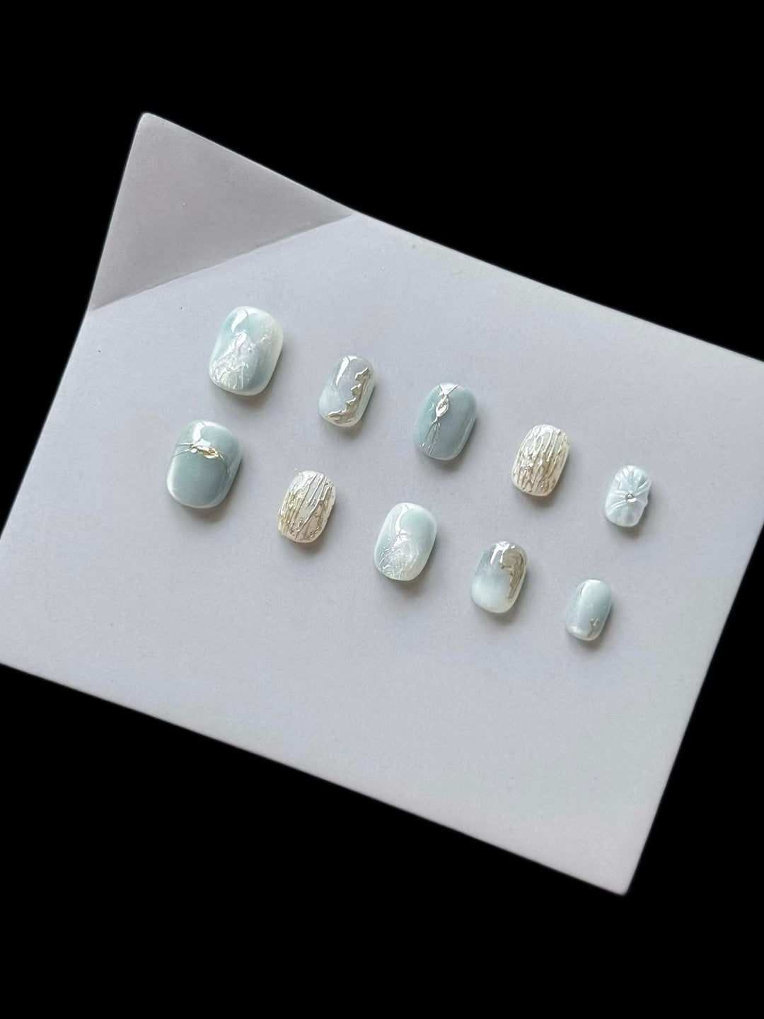 Elegantes Press-On-Nagelset mit Marmor- und Metallic-Akzenten