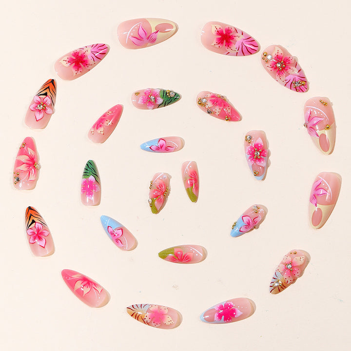 Verschnörkelte florale 3D-Nagelverlängerungen Karnz