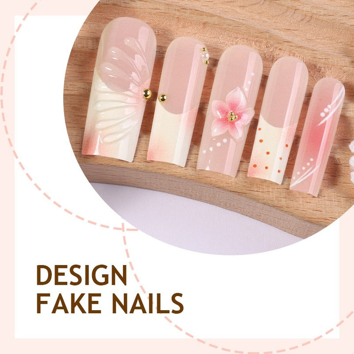 Kreatives Kunstnagelset mit floralen Akzenten und Glitzerdetails Karnz
