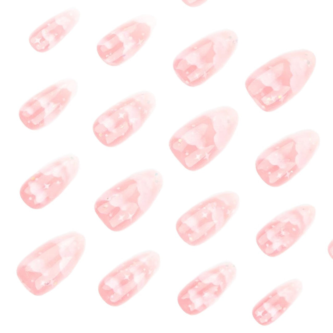 Künstlerische Druck-Nageltips mit Wolken-Design