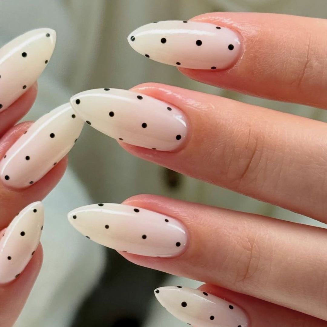 Kunstvolle Nagelverlängerungen mit Polka-Dots Karnz