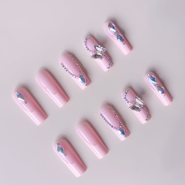 Kunstnagelset mit eleganten Glitzer- und Strassakzenten Karnz