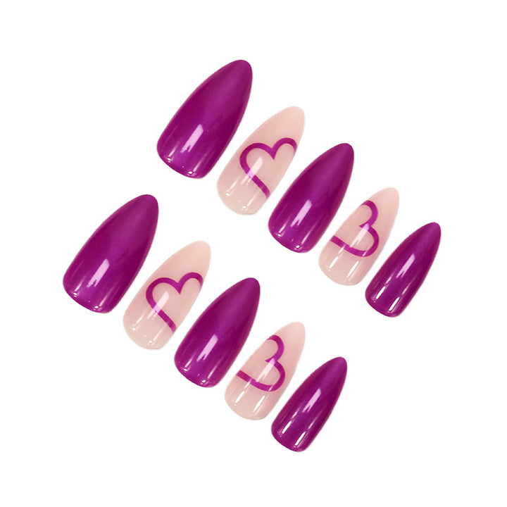 Kunstnagelset mit romantischem Herzdesign und glamourösen Akzenten Karnz