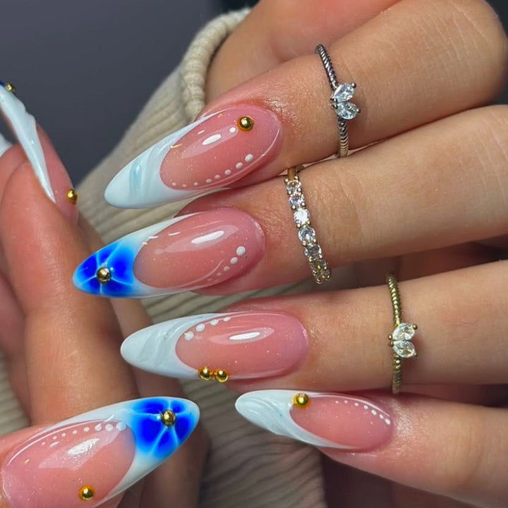 Skulptierte French Tip Press-On Nagelverlängerungen mit Edelsteinakzenten Karnz