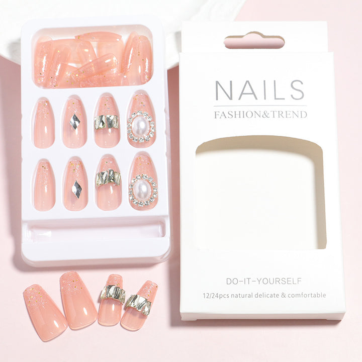 Dekorativer Press-On-Nagelset mit 3D-Akzenten Karnz