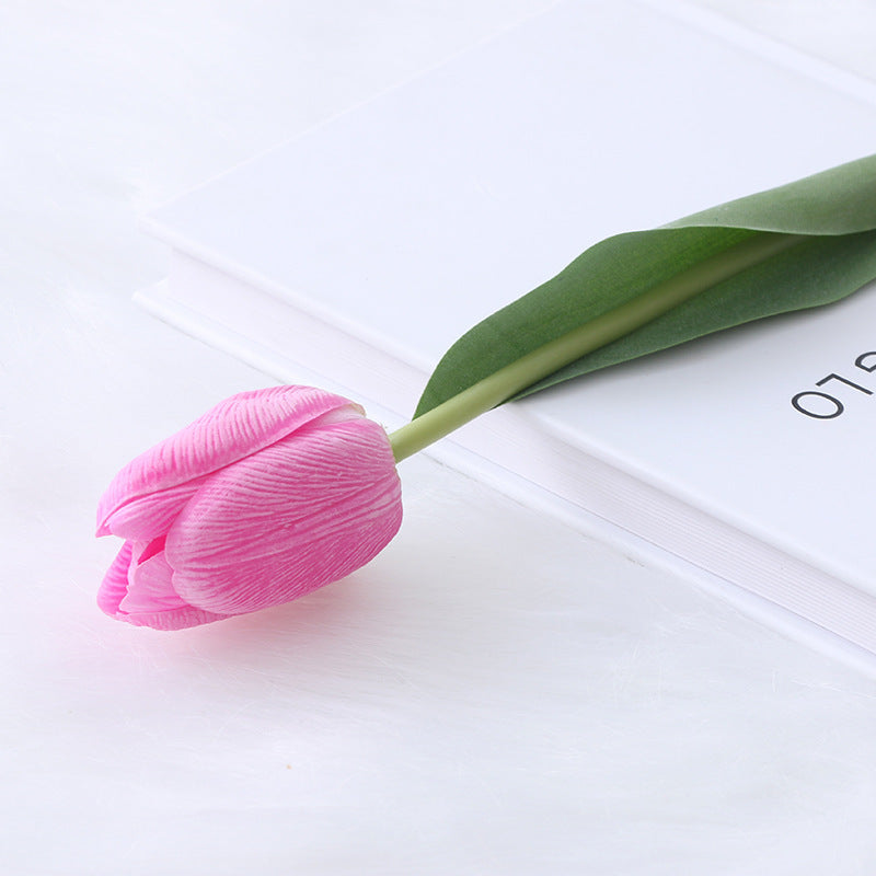 Realistische Tulpenblütenstängel