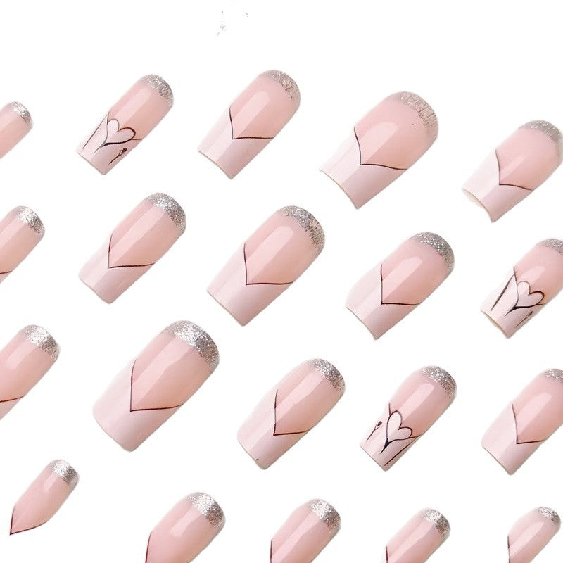 Elegantes Herzdesign Nagelkunst